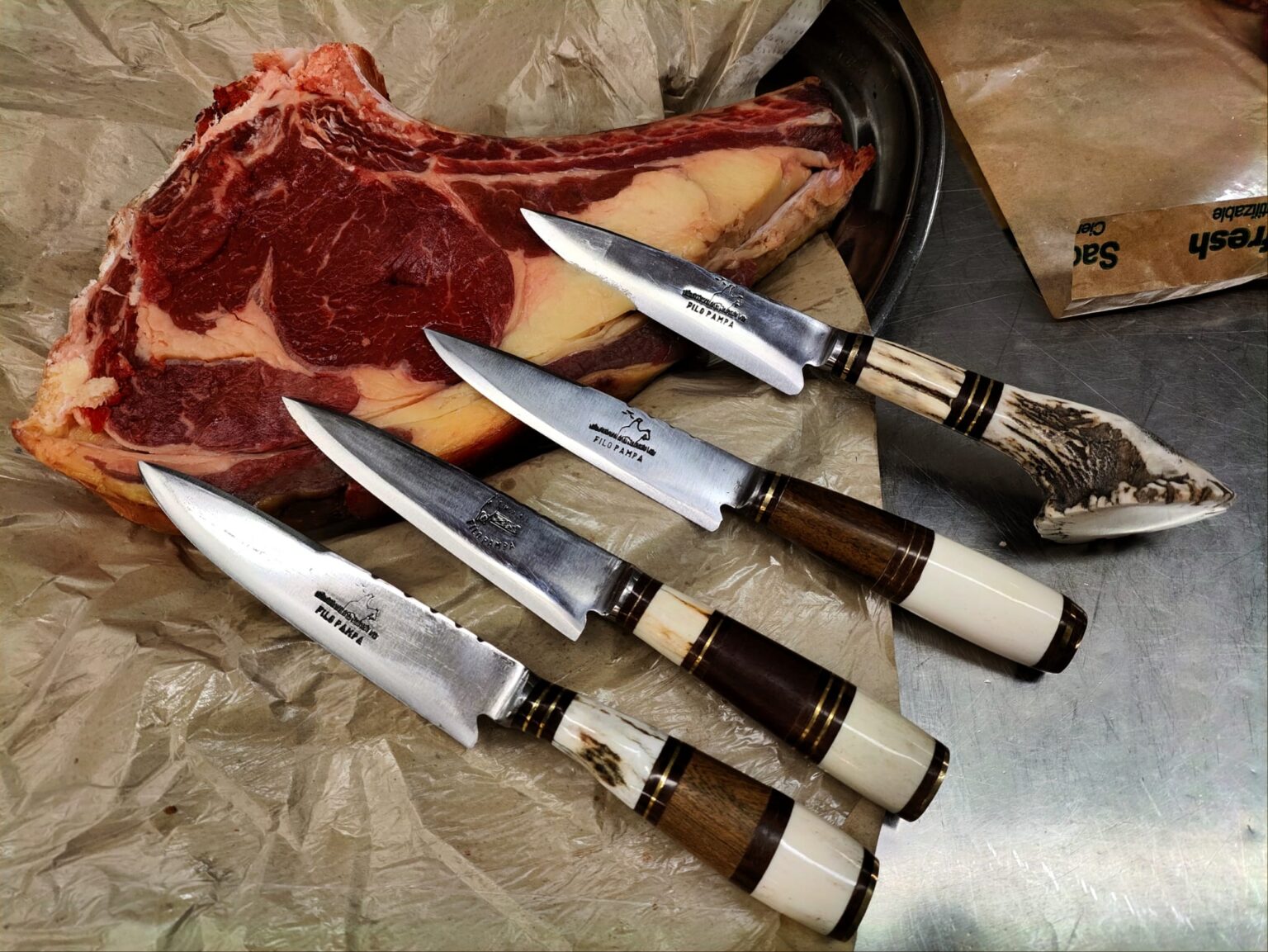 Cuchillos Filopampa, set de varios tamaños, acero forjado a mano y empuñaduras de cuero texturizado