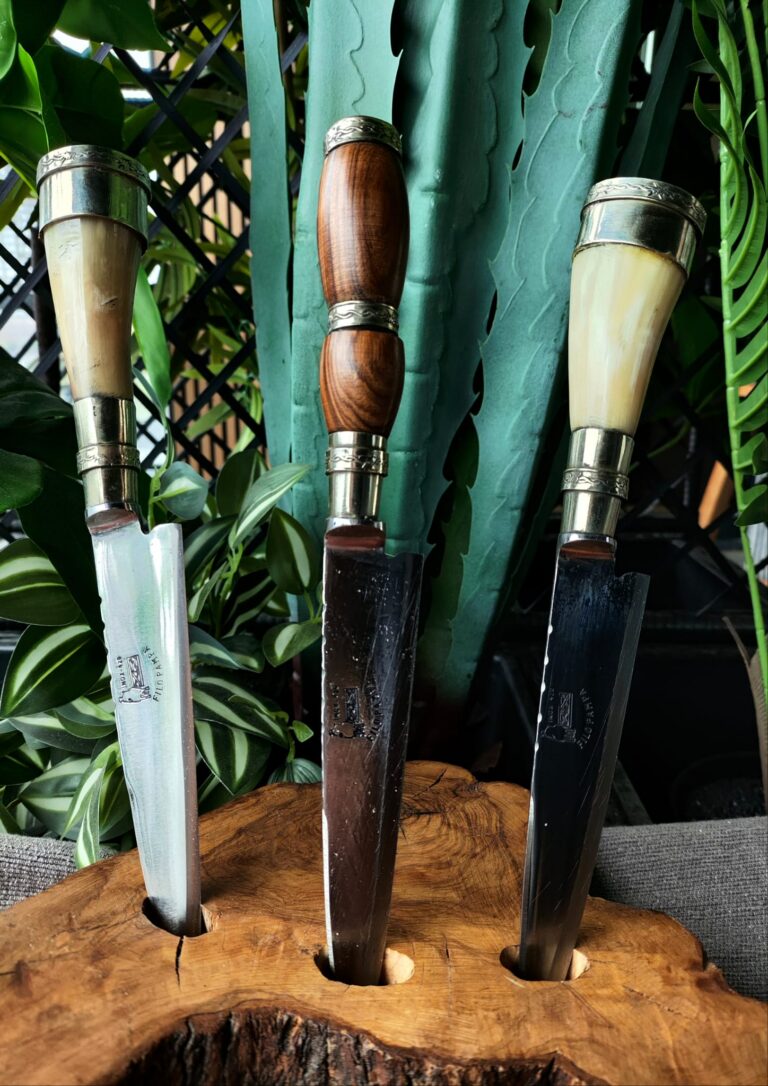 Cuchillos Filopampa forjados a mano con acero 100% argentino y empuñaduras con materiales naturales
