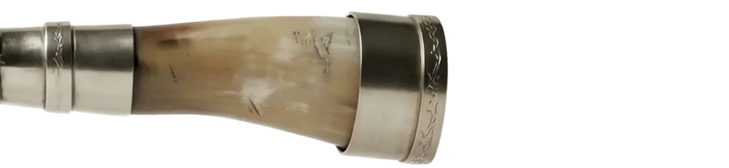 Cuchillo criollo argentino con mango de asta de ciervo, diseño único y textura natural artesanal