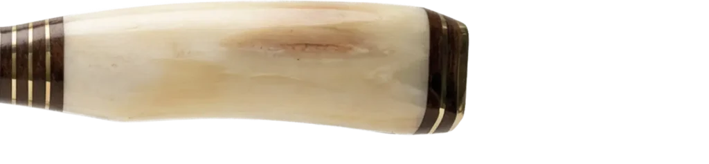 Cuchillo criollo argentino con mango de cuerno de vaca, acabado artesanal y texturas naturales únicas